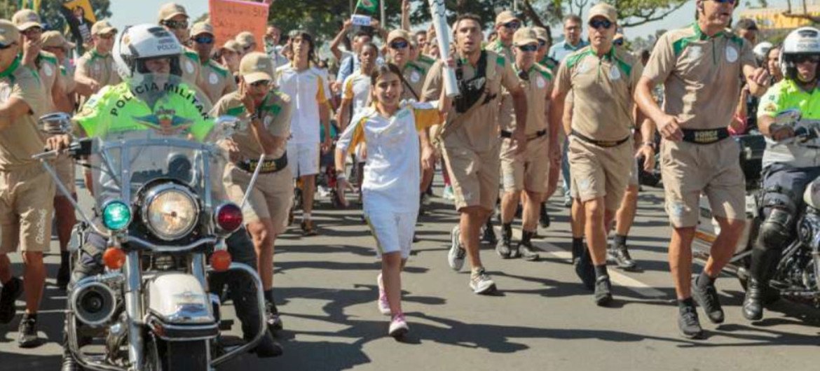 叙利亚难民儿童哈南在巴西首都巴西利亚参加里约奥运会火炬接力活动。难民署/Gabo Morales