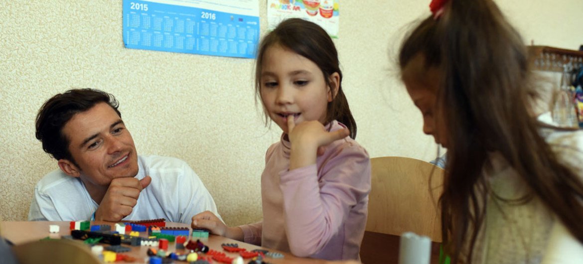 Orlando Bloom con dos estudiantes en una escuela en Slovyansk, Ucraina. Foto: UNICEF/UN017899/Georgiev