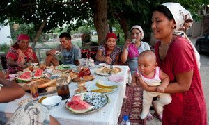 Фермерская семья в Кыргызстане за столом во время обеда.