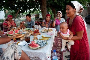 Фермерская семья в Кыргызстане за столом во время обеда.