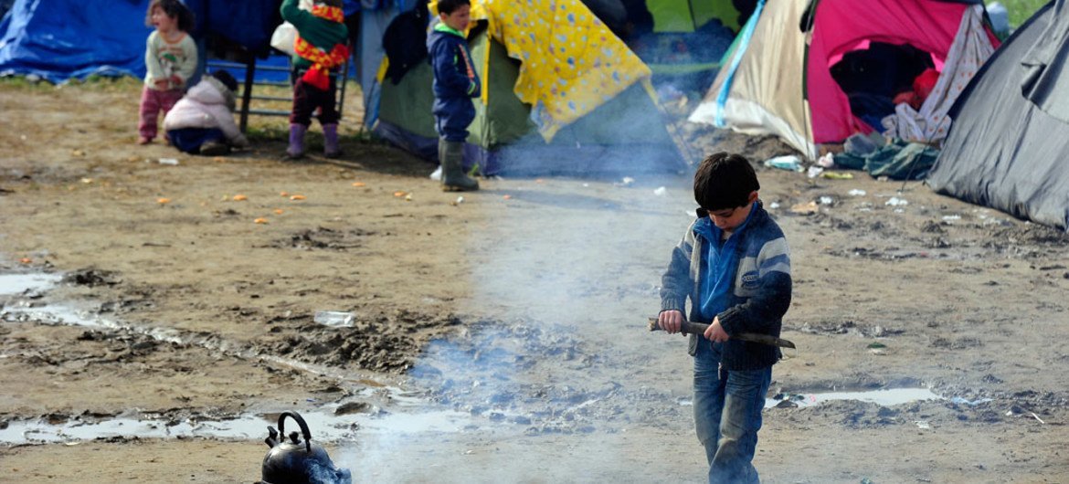 Niños migrantes frente a un campo temporal de refugiados en Idomeni (Grecia). Foto: UNICEF/Tomislav Georgiev