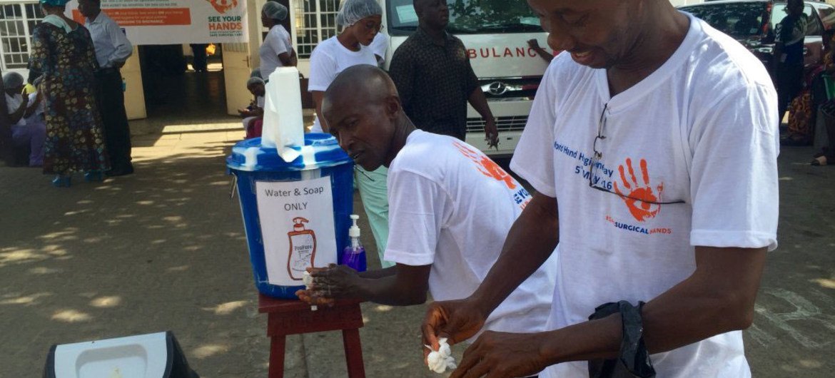 La Sierra Leone célèbre la Journée mondiale de mobilisation pour promouvoir l'hygiène des mains dans tous les services de chirurgie, les blocs opératoires ou en chirurgie ambulatoire. Photo : OMS Sierra Leone