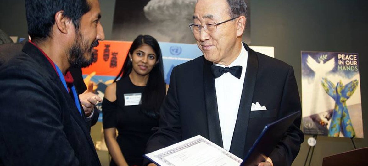 Secretary-General Ban Ki-moon  awards Ivan Ciro Palomino Huamani his first-prize certificate in the UN Poster for Peace contest.