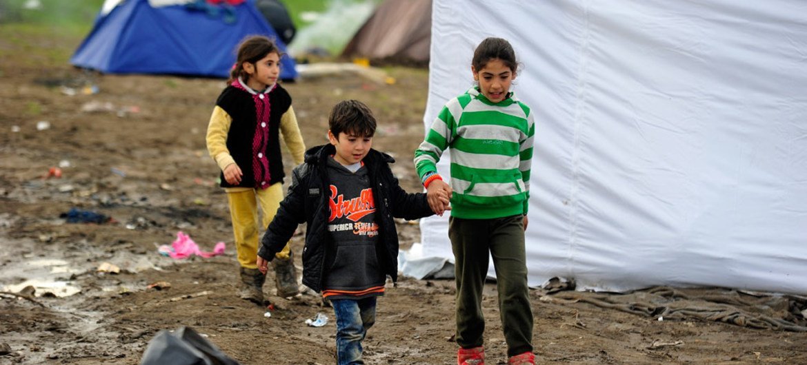 Niños refugiados en la frontera de Macedonia y Serbia. 