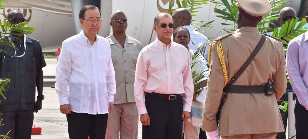 Secretary-General Ban Ki-moon (left) and President of Seychelles , Michel Alix Michel (right) in the Seychelles, 07 May 2016.