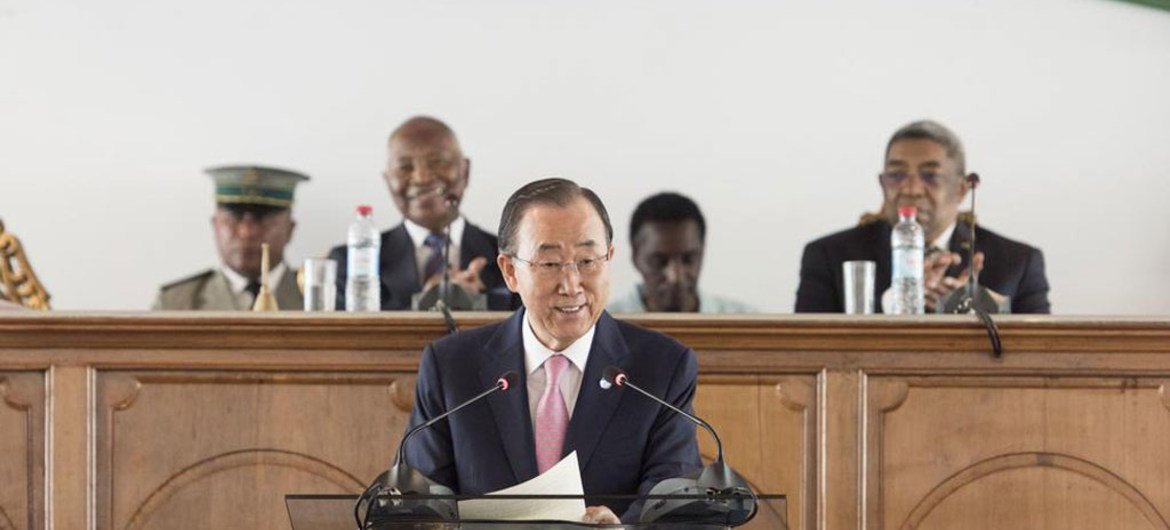 الأمين العام بان كي مون في الجلسة المشتركة لمجلسي الشيوخ والجمعية الوطنية في مدغشقر. المصدر: الأمم المتحدة / مارك غارتن
