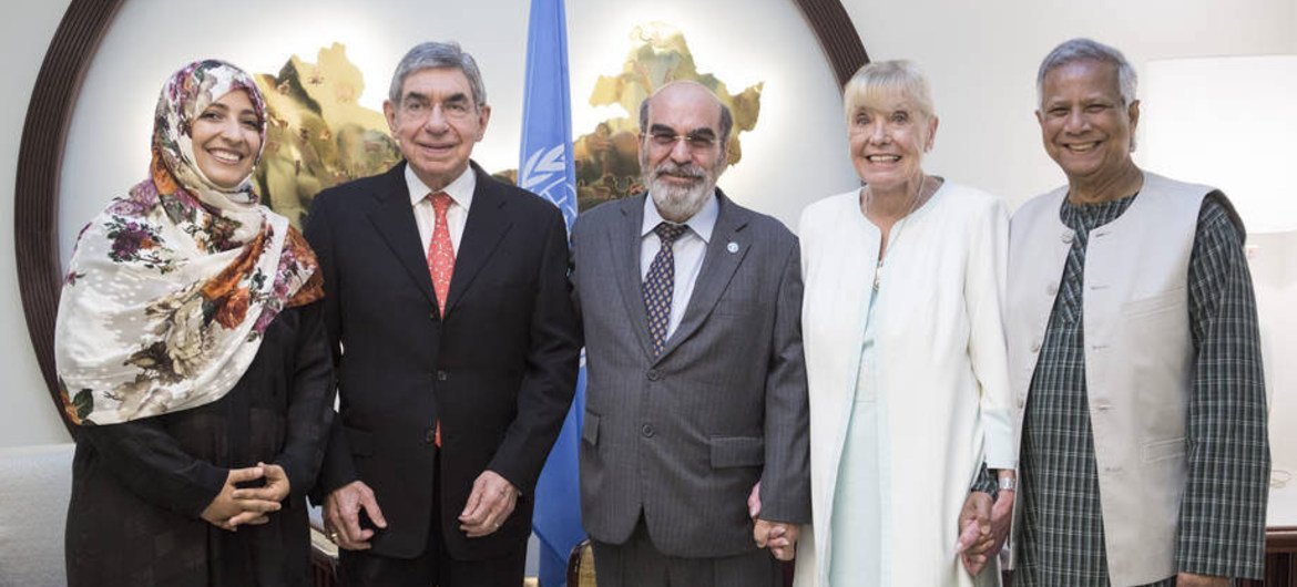 FAO Director-General José Graziano da Silva (centre) is tapping the expertise and vision of a group of Nobel laureates (from left) Tawakkol Karman, Oscar Arias Sánchez, Betty Williams and Muhammad Yunus – to shape the agency’s work on peacebuilding and food security.