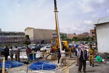 WHO installing a new water pump to solve the water shortage problems in Al-Thawra Public Hospital in Sana’a, Yemen.