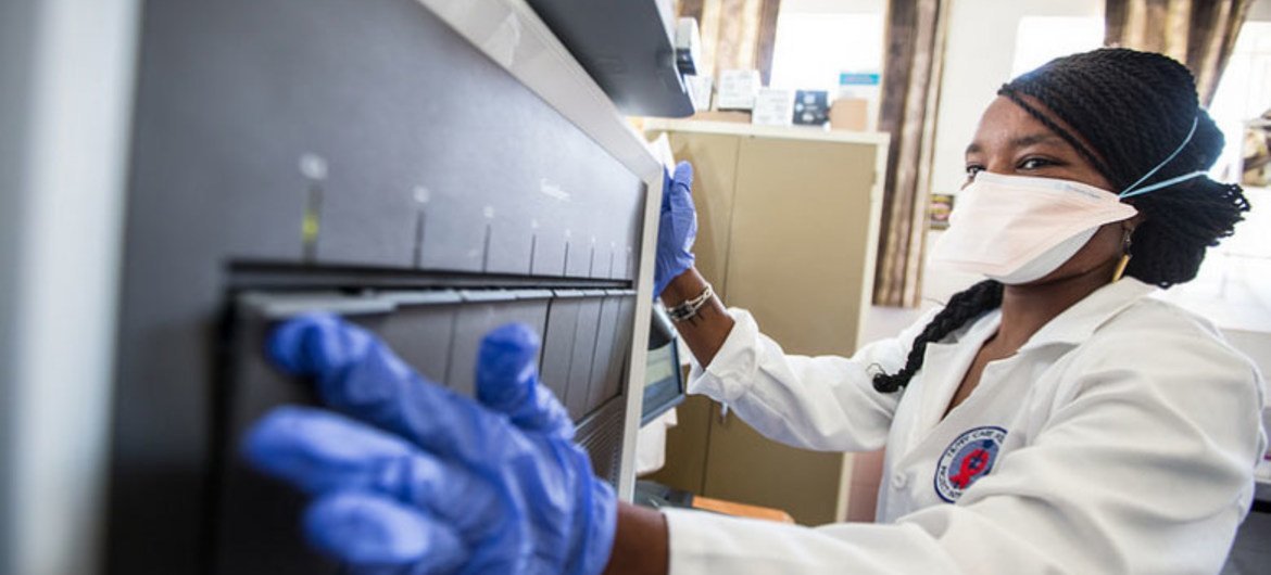 آلة حديثة بدعم من الصندوق العالمي لمكافحة الإيدز والسل والملاريا ، تسمح للطاقم الطبي في سجن  في جنوب أفريقيا، بفحص سجناء من المرجح أنهم تعرضوا للإصابة بمرض السل. المصدر: الصندوق العالمي / جون راي