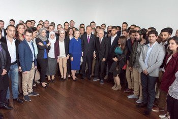 Le Secrétaire général Ban Ki-moon (au centre) avec un groupe d'étudiants syriens, à Lisbonne, au Portugal. Photo ONU/Mark Garten