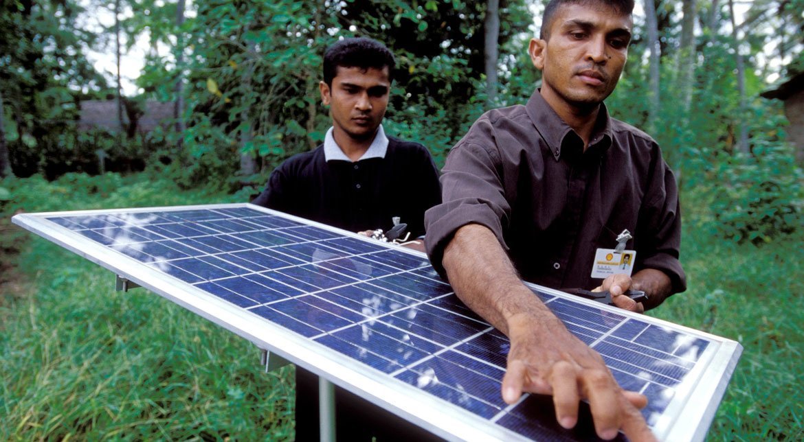 Un panneau solaire utilisé pour éclairer des maisons dans un village au Sri Lanka. Photo Banque mondiale/Dominic Sansoni