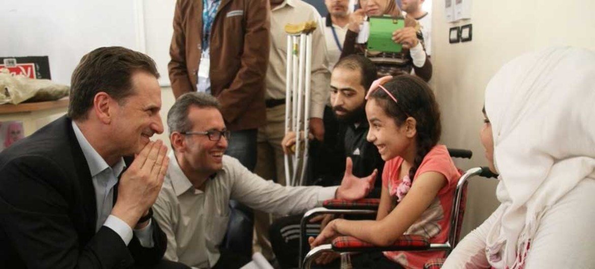 近东巴勒斯坦难民救济和工程处主任专员克雷恩布尔（Pierre Krähenbühl）看望在叙利亚的巴勒斯坦难民儿童。