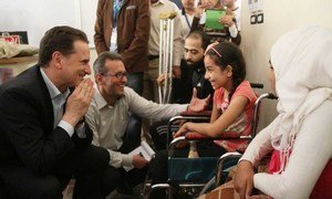 بيير كرينبول، المفوض العام للأونروا، يلتقي مع اللاجئين الفلسطينيين في سوريا © 2016 المصدر: الأونروا/ تغريد محمد