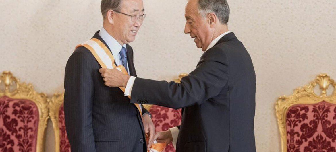 President Marcelo Rebelo de Sousa of Portugal (right) presents the “Order of Liberty” medal to Secretary-General Ban Ki-moon.