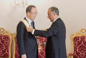 President Marcelo Rebelo de Sousa of Portugal (right) presents the “Order of Liberty” medal to Secretary-General Ban Ki-moon.