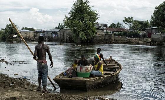 Un tragique incendie de bateau coûte la vie à 40 migrants au large des côtes d’Haïti