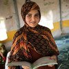 زينب ، 12 عاما، طالبة في مدرسة تدعمها اليونيسف في مخيم جالوزاي للنازحين في منطقة ناوشيرا، باكستان. المصدر: اليونيسف / اسعد الزيدي