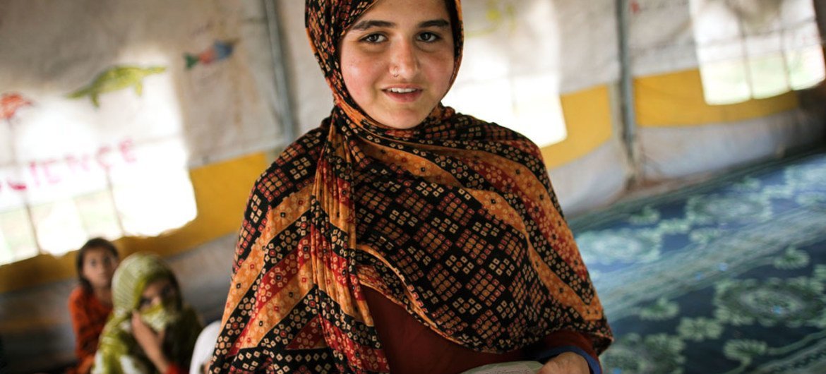 زينب ، 12 عاما، طالبة في مدرسة تدعمها اليونيسف في مخيم جالوزاي للنازحين في منطقة ناوشيرا، باكستان. المصدر: اليونيسف / اسعد الزيدي