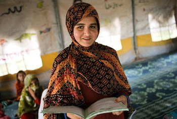 Zainab Jan, 12 ans, dans une école soutenue par l'UNICEF dans un camp de déplacés, au Pakistan. Photo UNICEF/Asad Zaidi