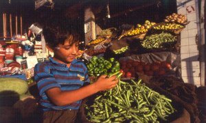 Un garçon à un étal de légumes sur un marché en Iraq. Photo UNESCO/Giacomo Pirozzi (archives)