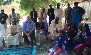 A Diffa, au Niger, le Secrétaire général adjoint aux affaires humanitaires et Coordonnateur des secours d'urgence, Stephen O'Brien (deuxième à gauche, assis) rencontre une famille qui a fui suite à une attaque de Boko Haram. Photo : OCHA