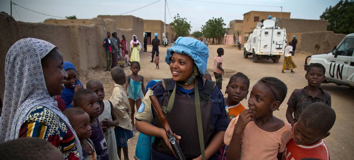 قوات حفظ السلام من بعثة الأمم المتحدة متعددة الأبعاد المتكاملة لتحقيق الاستقرار تقوم بدوريات في شوارع غاو في شمال مالي. المصدر: الأمم المتحدة / ماركو دورمينو