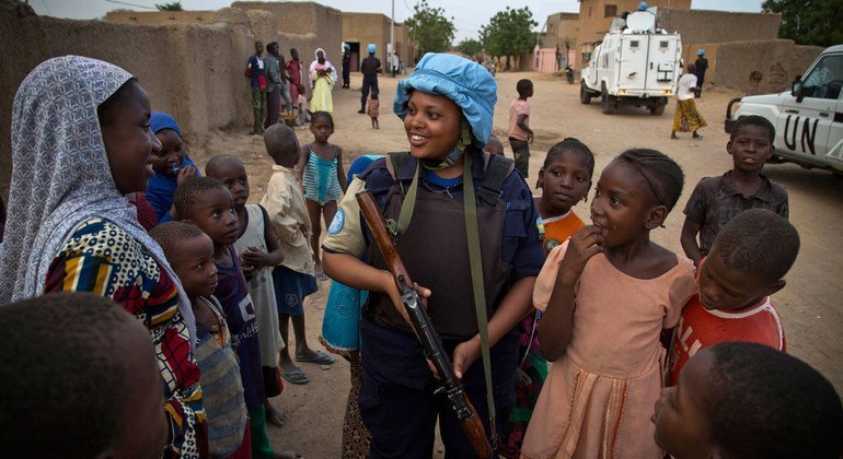 Un oficial de policía rwandés, que prestó servicios en la misión de paz de la ONU en Malí, habla con la población local durante una patrulla en la ciudad norteña de Gao en mayo de 2014.