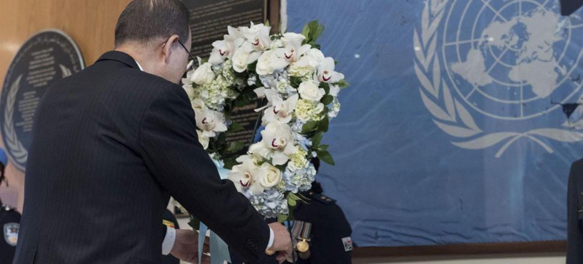 潘基文秘书长在纽约总部向牺牲的维和人员敬献花圈。联合国图片/Mark Garten
