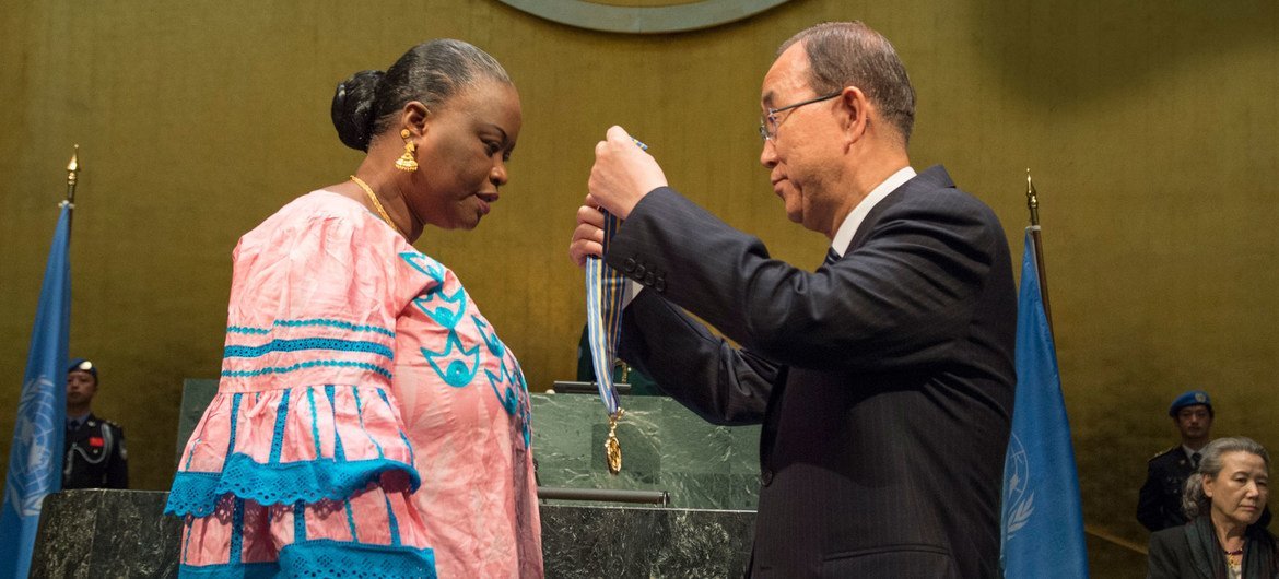 Le Secrétaire général Ban Ki-moon remet la "Médaille Capitaine Mbaye Diagne pour courage exceptionnel" à la veuve du Capitaine Diagne. Photo ONU/Eskinder Debebe