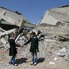طالبات أمام مدرسة دمرت في الشجاعية، شرق مدينة غزة. المصدر: اليونيسف / إياد البابا