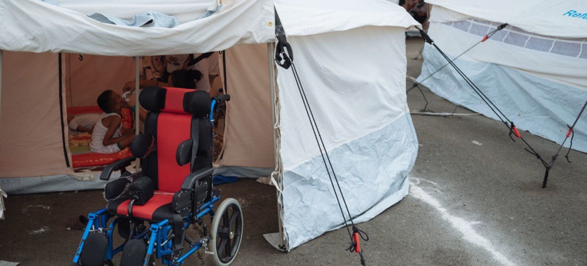 كرسي متحرك لصبي على مدخل خيمة حيث يقيم هو وأسرته منذ وقوع الزلزال في الإكوادور، أبريل 2016 في. المصدر: اليونيسف / سانتياغو أركوس