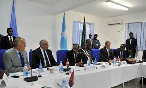 Le Président somalien Hassan Sheikh Mohamud, le Premier ministre Omar Abdirashid Shamarke, le Président du Conseil de sécurité Abdellatif Aboulatta (Egypte) et l'ambassadeur Matthew Rycroft du Royaume-Uni, lors d'une visite du Conseil de sécurité à Mogadiscio. Photo ONU/Omar Abdisalan