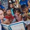 Des enfants à Portoviejo, en Equateur, écoutent une lecture du livre ‘Le Petit Prince’ d’Antoine de Saint-Exupéry, dans un refuge pour les personnes touchées par le tremblement de terre qui a frappé le pays en avril 2016. Photo : UNICEF / Santiago Arcos