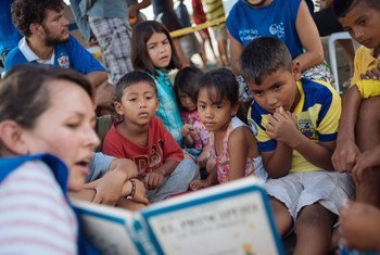 Des enfants à Portoviejo, en Equateur, écoutent une lecture du livre ‘Le Petit Prince’ d’Antoine de Saint-Exupéry, dans un refuge pour les personnes touchées par le tremblement de terre qui a frappé le pays en avril 2016. Photo : UNICEF / Santiago Arcos