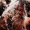 Гаитянские дети охлаждаются  водой