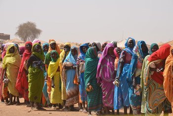 Des femmes portent des sacs vides alors qu'elles se préparent à recevoir de la nourriture sur le site de Tawilla qui accueillent des personnes déplacées récemment arrivées de Jebel Marra, au Soudan-du-Sud. 22 février 2016.