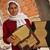 En Tunisie, un pays particulièrement touché par la crise économique, Zina travaille dans une association d'aide à l'artisanat