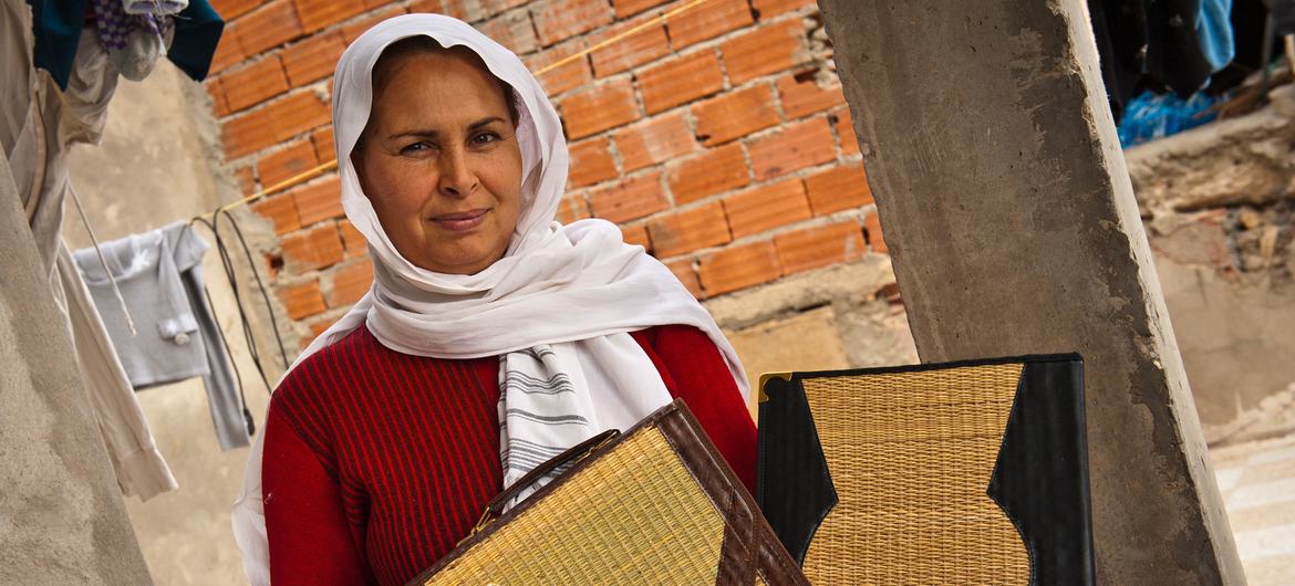 在突尼斯，这位名叫Zina的妇女培训其他妇女用棕榈树的副产品做手工艺品。图片来源：Arne Hoel/World Bank