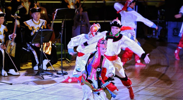 Miembros de la Academia Nacional de Folclore y Danza de Mongolia durante una actuación en las Naciones Unidas.