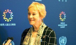 La Conseillère spéciale des Nations Unies pour le Sommet sur la réponse aux vastes mouvements de réfugiés et de migrants, Karen AbuZayd, en mai 2016. Photo : Centre d’actualités de l’ONU / Stéphanie Coutrix