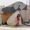 2015年9月，这个伊拉克家庭所栖身的帐篷不足以抵御即将到来的严冬。粮食计划署图片/Mohammed Al Bahbahani