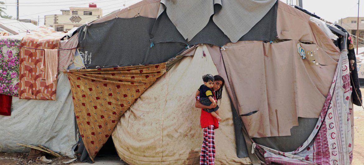 A Bagdad, en Iraq, le 7 septembre 2015, une famille vivant dans une tente a expliqué à une équipe du Programme alimentaire mondial (PAM) que leur camp ne sera pas prêt à temps pour affronter l'hiver. Photo : PAM / Mohammed Al Bahbahani.