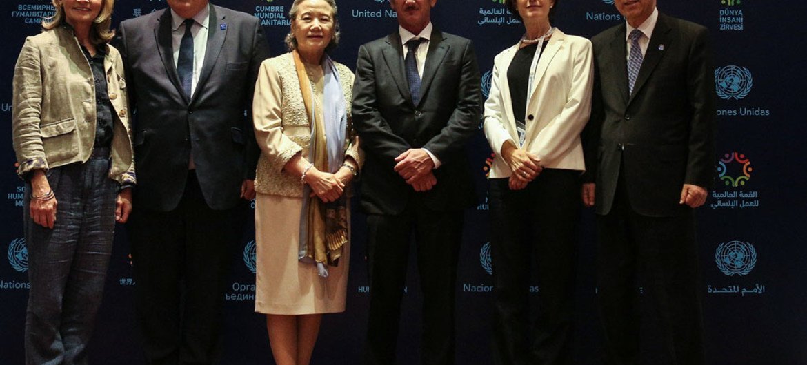 UN Secretary-General Ban Ki-moon (right), UN Emergency Relief Coordinator Stephen O’Brien (2nd to the left) and actor Sean Penn (centre), before the screening of “The Last Face” at the World Humanitarian Summit. 22 May 2016.