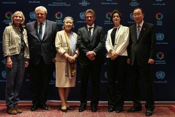 Le Secrétaire général de l’ONU, Ban Ki-moon (à droite), le Secrétaire général adjoint de l'ONU aux affaires humanitaires, Stephen O'Brien (2ième en partant de la gauche) et l’acteur Sean Penn (au centre), avant la projection du film ‘The Last Face’ à Ista