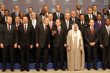 Leaders prepare for a family photo before the opening of the World Humanitarian Summit (WHS) in Istanbul, Turkey.