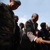 Le Représentant spécial et chef de la Mission de stabilisation des Nations Unies en République démocratique du Congo (MONUSCO), Maman Sidikou (centre), salue des enfants à Oicha, dans le Nord-Kivu.