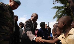 Special Representative and head of the UN Stabilization Mission in the Democratic Republic of Congo (MONUSCO) Maman Sidikou (centre) greeting children of Oicha, North Kivu.