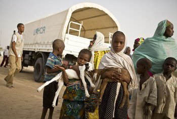 لاجئون في مخيم في منطقة ديفا النيجر. المصدر: مفوضية اللاجئين / هيلين كوكس