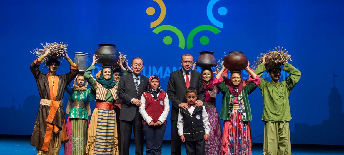 潘基文秘书长与土耳其总统厄尔多安在伊斯坦布尔世界人道峰会闭幕式上。图片提供：联合国人道事务协调厅