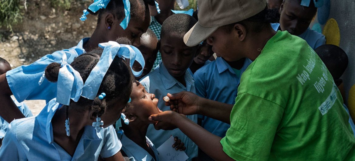 La ONU ha participado activamente en las tareas de erradicación del cólera en Haití. En la foto, una trabajadora de salud suministra a los niños la vacuna contra el enfermedad. Foto: MINUSTAH/Logan Abassi
